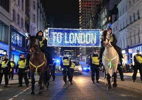 İ­n­g­i­l­t­e­r­e­­d­e­ ­k­a­r­a­n­t­i­n­a­ ­p­r­o­t­e­s­t­o­s­u­n­a­ ­p­o­l­i­s­ ­m­ü­d­a­h­a­l­e­s­i­
